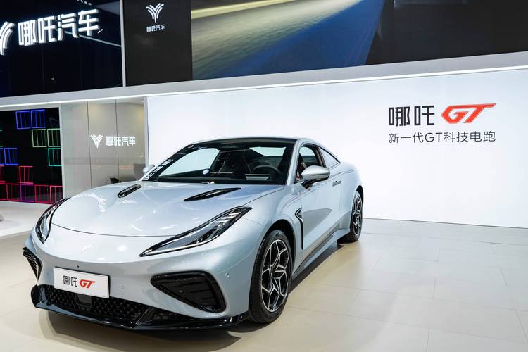 重庆2哪吒汽车在智能汽车领域的表现，领途汽车在新能源汽车市场中的影响力